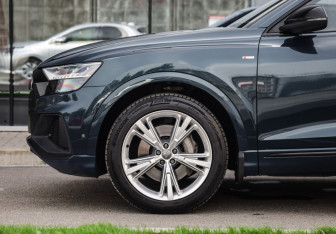 Подержанный автомобиль Audi Q8 2019 года (9 фото)