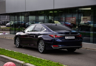 Подержанный автомобиль Lexus ES 2021 года (8 фото)