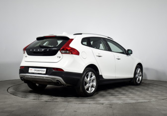 Подержанный автомобиль Volvo V40 Cross Country 2016 года (5 фото)