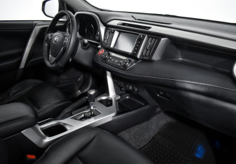 Подержанный автомобиль Toyota RAV4 2018 года (15 фото)