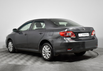 Подержанный автомобиль Toyota Corolla Sedan 2010 года (7 фото)