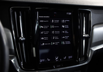 Подержанный автомобиль Volvo S90 2018 года (14 фото)