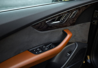 Подержанный автомобиль Audi Q8 2018 года (29 фото)