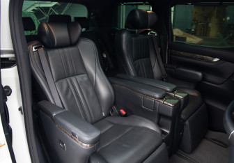 Подержанный автомобиль Toyota Alphard 2019 года (15 фото)