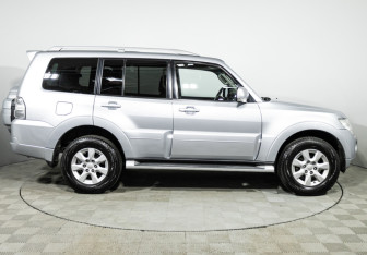 Подержанный автомобиль Mitsubishi Pajero 2010 года (4 фото)