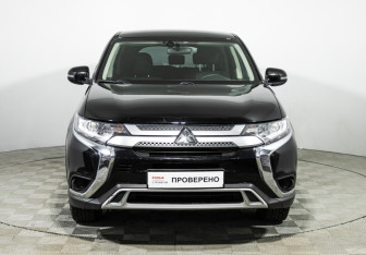 Подержанный автомобиль Mitsubishi Outlander 2020 года (2 фото)