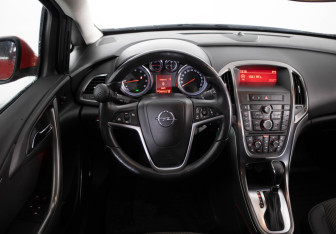 Подержанный автомобиль Opel Astra Hatchback 2012 года (10 фото)