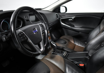 Подержанный автомобиль Volvo V40 Cross Country 2013 года (9 фото)