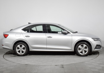Подержанный автомобиль Skoda Octavia Liftback 2021 года (4 фото)