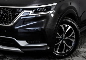 Подержанный автомобиль Kia Carnival 2020 года (2 фото)