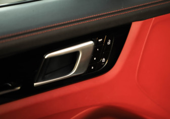 Подержанный автомобиль Porsche Cayenne 2019 года (27 фото)