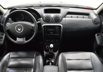 Подержанный автомобиль Renault Duster 2012 года (14 фото)