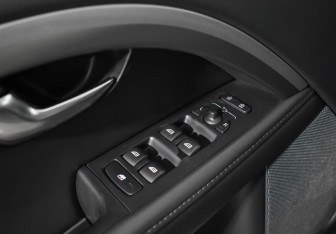 Подержанный автомобиль Volvo S80 2014 года (10 фото)