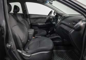 Подержанный автомобиль Kia Rio Sedan 2015 года (17 фото)