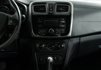 Подержанный автомобиль Renault Sandero 2016 года (14 фото)