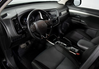 Подержанный автомобиль Mitsubishi Outlander 2017 года (9 фото)
