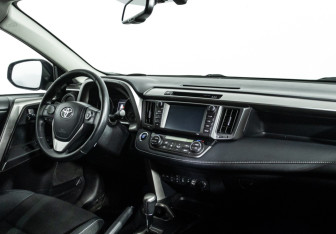 Подержанный автомобиль Toyota RAV4 2018 года (9 фото)