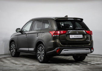 Подержанный автомобиль Mitsubishi Outlander 2020 года (7 фото)
