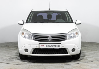 Подержанный автомобиль Renault Sandero 2011 года (2 фото)