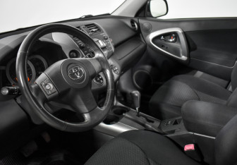 Подержанный автомобиль Toyota RAV4 2008 года (9 фото)