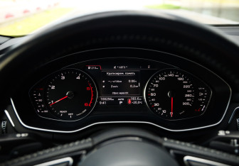 Подержанный автомобиль Audi A4 Sedan 2018 года (15 фото)