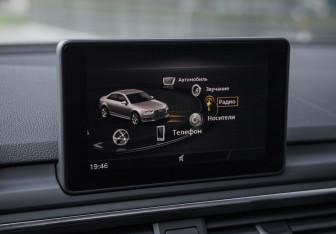 Подержанный автомобиль Audi A4 Sedan 2018 года (15 фото)