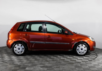 Подержанный автомобиль Ford Fiesta Hatchback 2007 года (4 фото)