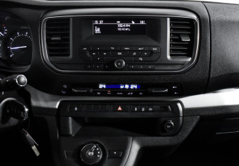Подержанный автомобиль Peugeot Traveller 2020 года (17 фото)