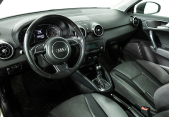 Подержанный автомобиль Audi A1 2011 года (11 фото)