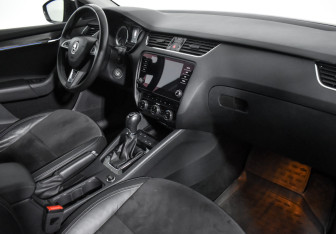 Подержанный автомобиль Skoda Octavia Wagon 2017 года (14 фото)