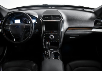 Подержанный автомобиль Ford Explorer 2018 года (18 фото)