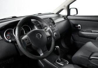 Подержанный автомобиль Nissan Tiida Hatchback 2010 года (9 фото)