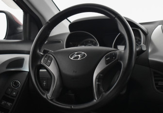Подержанный автомобиль Hyundai Elantra Sedan 2012 года (14 фото)