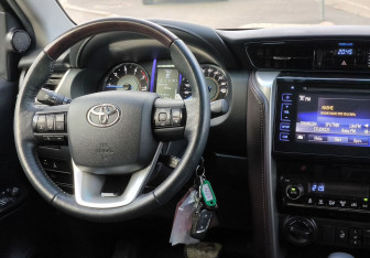Подержанный автомобиль Toyota Fortuner 2019 года (13 фото)
