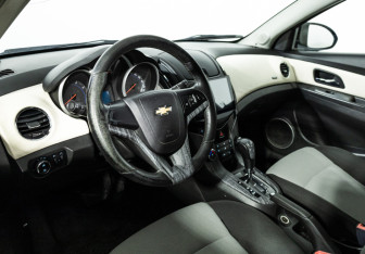 Подержанный автомобиль Chevrolet Cruze Hatchback 2013 года (11 фото)