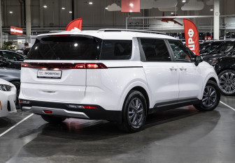 Подержанный автомобиль Kia Carnival 2021 года (7 фото)