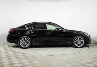 Подержанный автомобиль Infiniti Q50 2017 года (4 фото)
