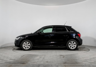 Подержанный автомобиль Audi A1 2014 года (8 фото)
