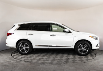 Подержанный автомобиль Infiniti QX60 2017 года (4 фото)