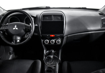 Подержанный автомобиль Mitsubishi ASX 2011 года (14 фото)