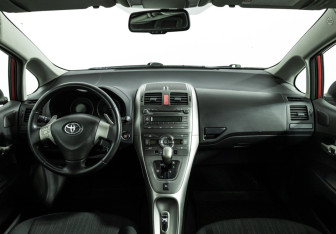 Подержанный автомобиль Toyota Auris Hatchback 2009 года (13 фото)