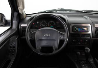 Подержанный автомобиль Jeep Grand Cherokee 2004 года (10 фото)