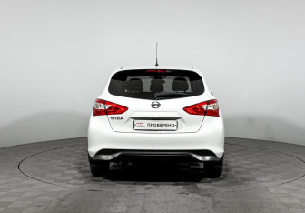 Подержанный автомобиль Nissan Tiida Hatchback 2015 года (6 фото)