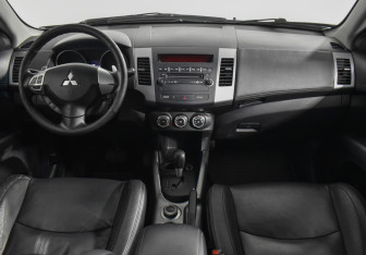 Подержанный автомобиль Mitsubishi Outlander 2011 года (13 фото)
