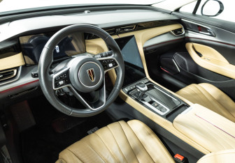 Подержанный автомобиль Hongqi H5 2023 года (11 фото)