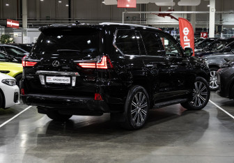 Подержанный автомобиль Lexus LX 2016 года (7 фото)