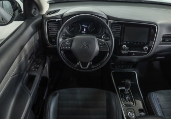 Подержанный автомобиль Mitsubishi Outlander 2022 года (10 фото)