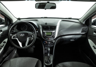 Подержанный автомобиль Hyundai Solaris Hatchback 2011 года (13 фото)