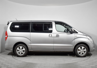 Подержанный автомобиль Hyundai Grand Starex 2017 года (4 фото)