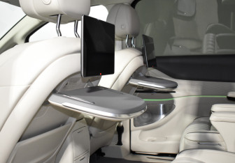 Подержанный автомобиль Voyah Dream 2023 года (17 фото)